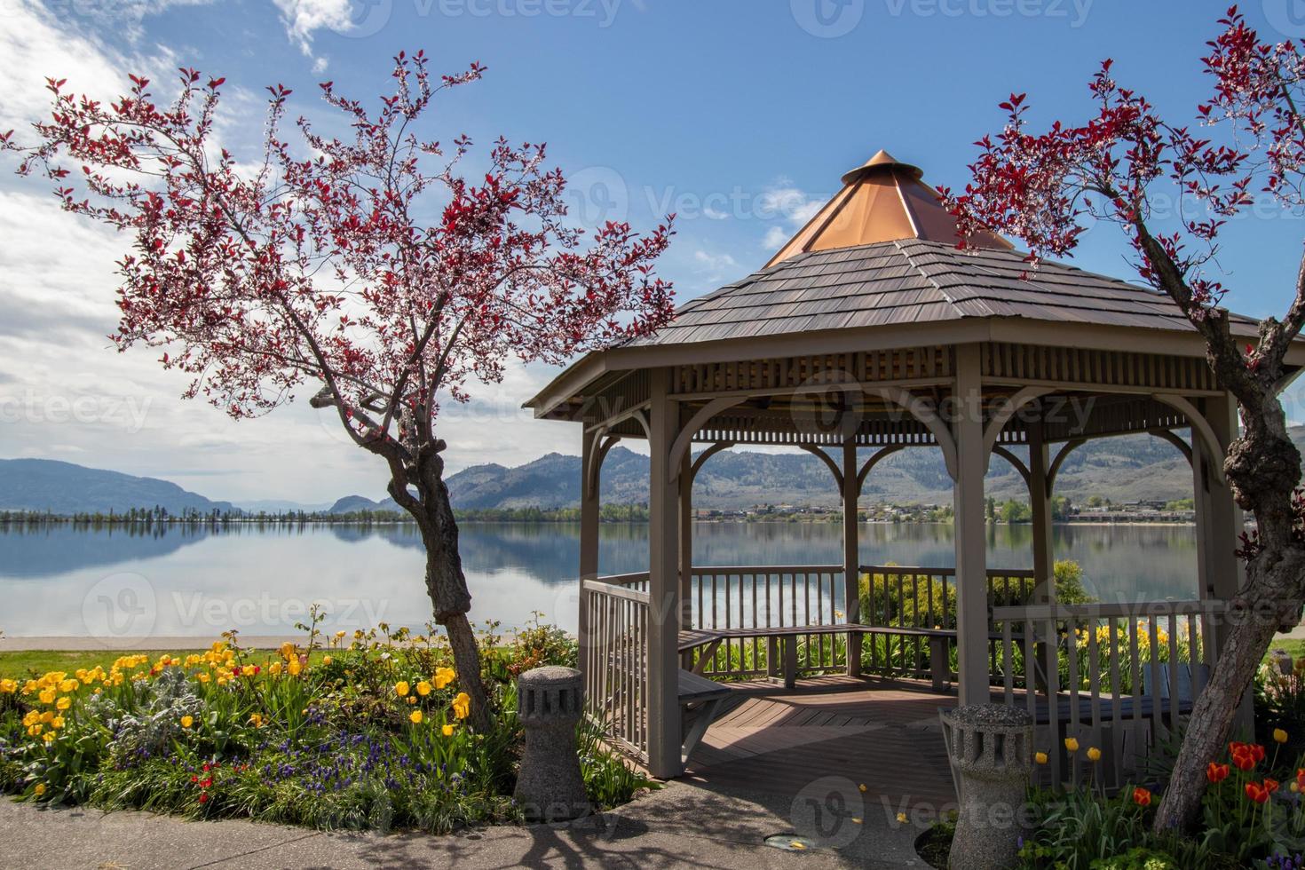 Frühling Blumen um ein Pavillon im soyooos durch das See auf ein sonnig Tag foto