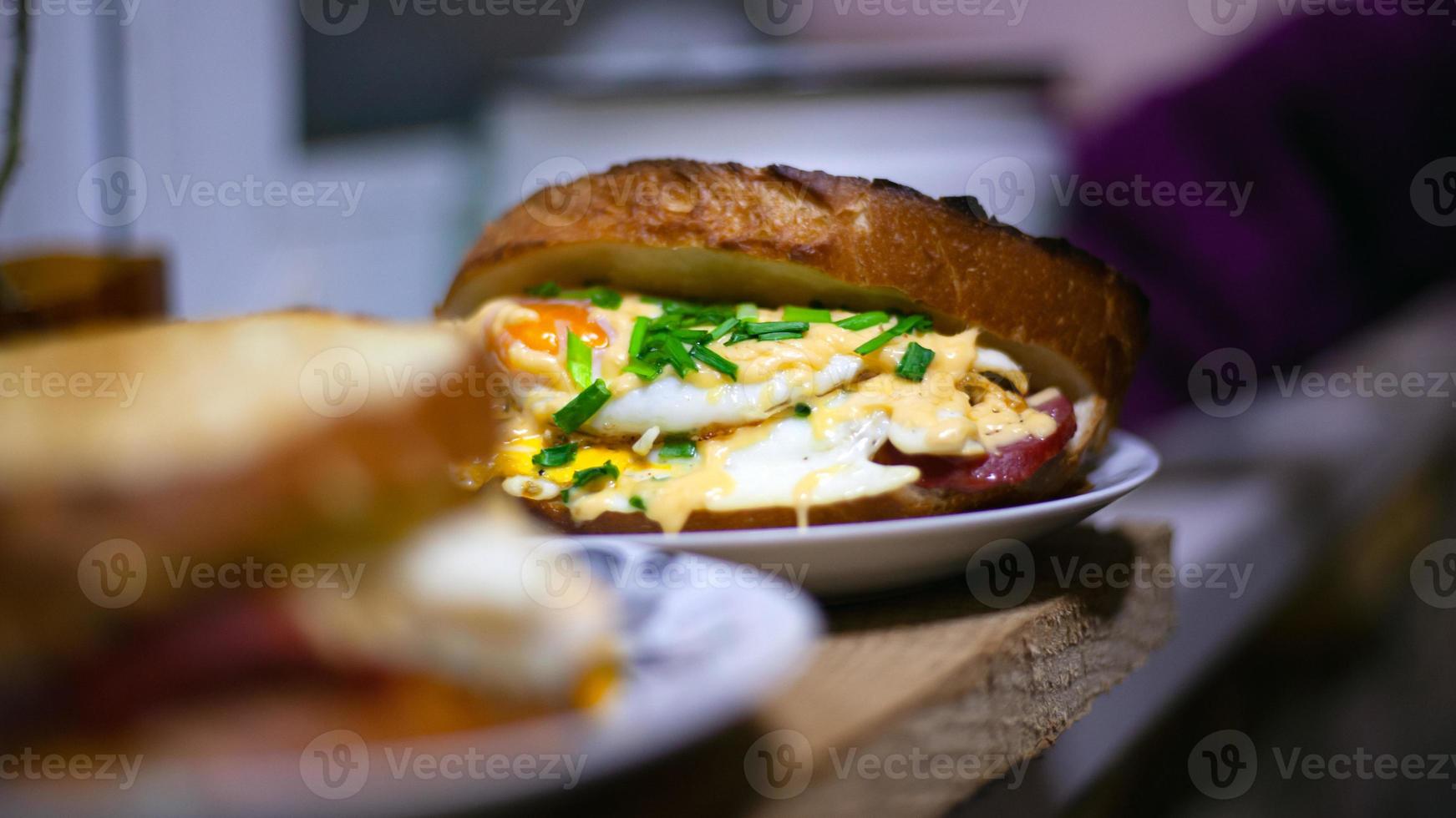 hausgemachte heiße Sandwiches mit Ei, Käse und Frühlingszwiebeln foto