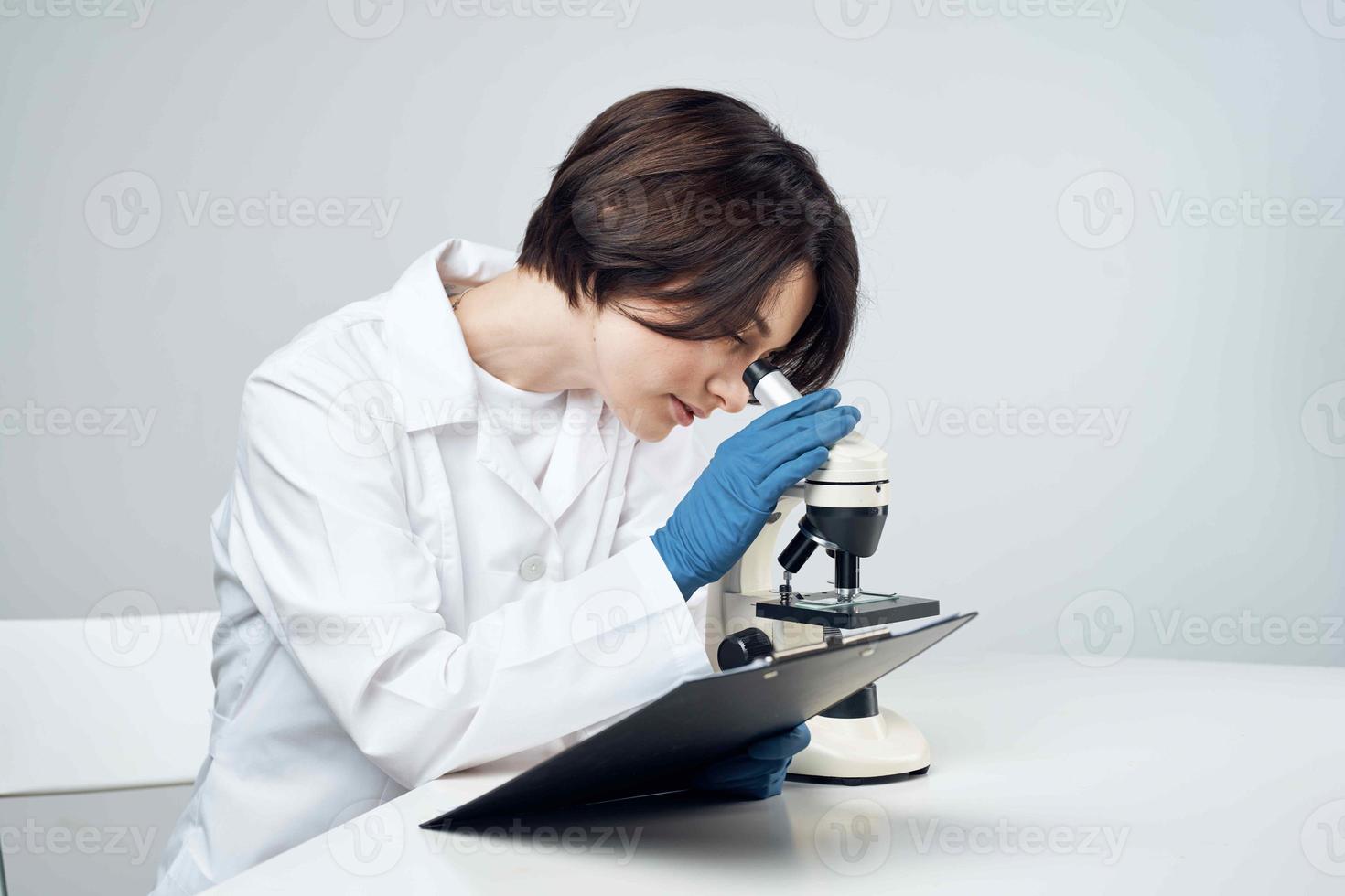 weiblich Labor Assistent im Weiß Mantel Forschung Wissenschaft Biologie foto