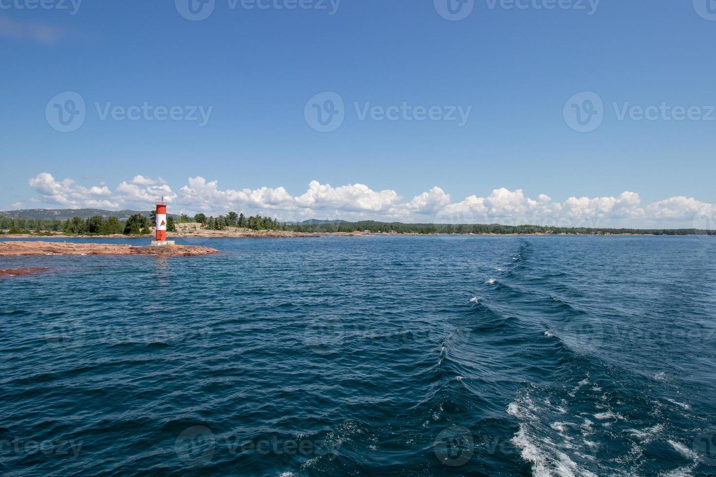 Vorbeigehen durch ein Leuchtturm auf georgisch Bucht foto