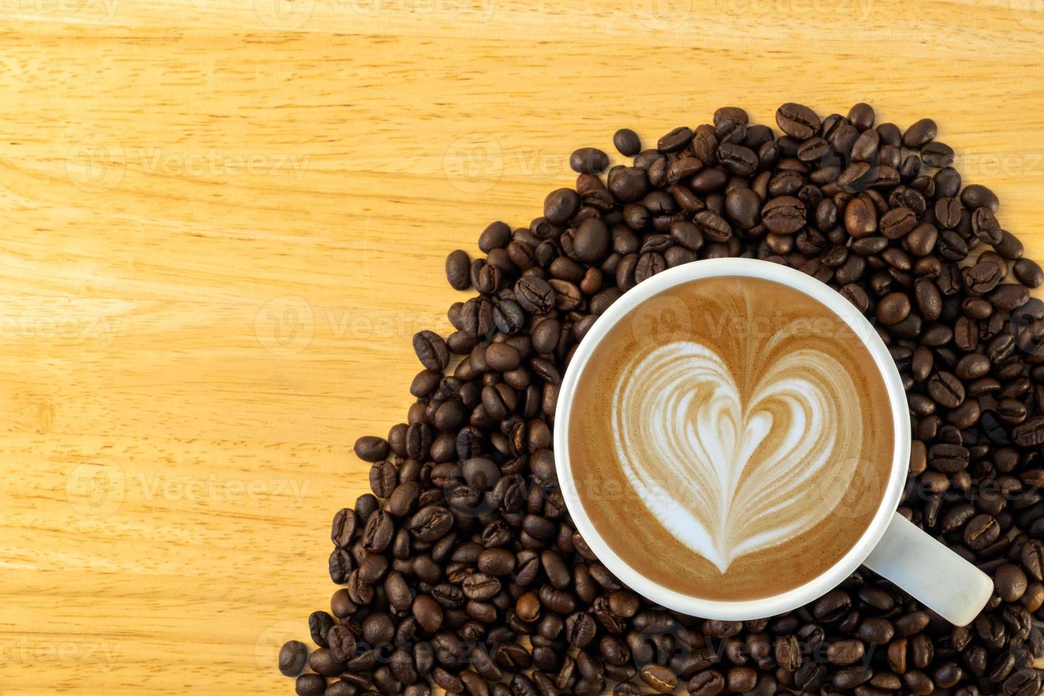 Draufsicht einer Tasse Kaffee mit Bohnen auf hölzernem Hintergrund foto