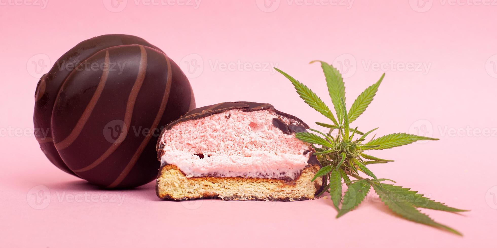 essbare Schokoladensüßigkeiten und medizinisches Cannabis foto