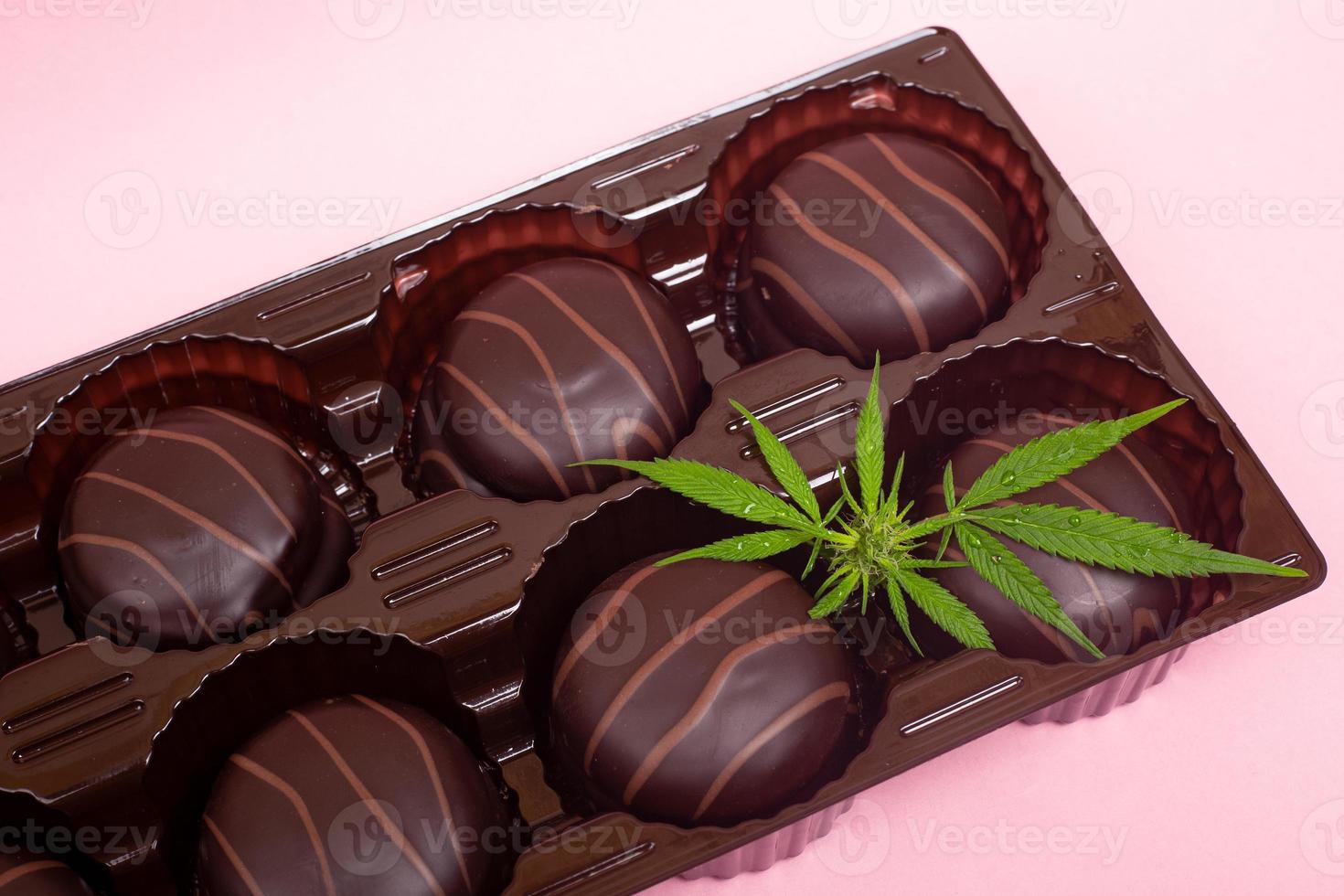 Medizinische Marihuana-Süßigkeiten auf rosa Hintergrund foto