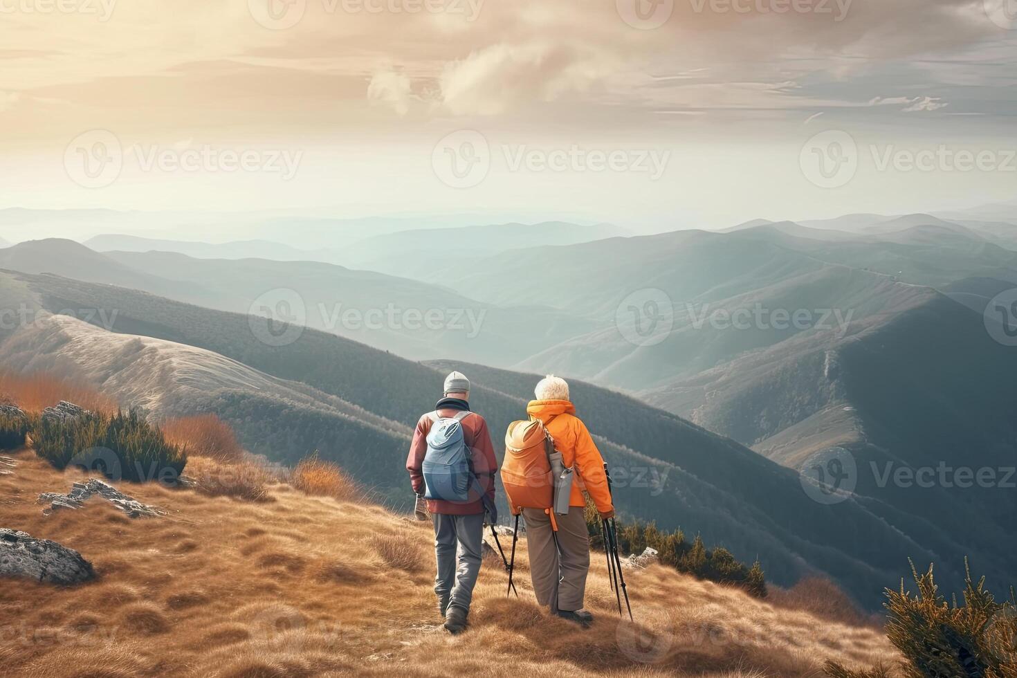 Senior Paar Wandern im Berge. Alten Touristen mit Fahrradrucksäcke Reisen draussen. aktiv Lebensstil im alt Alter. erstellt mit generativ ai foto