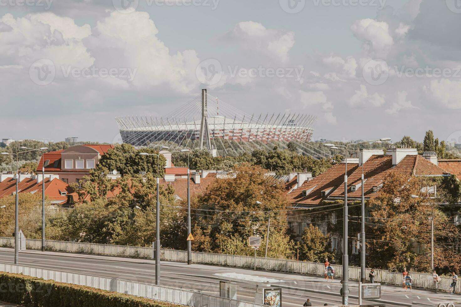 Aussicht von das Seite Polieren National Stadion im Warschau auf ein warm Sommer- Tag foto