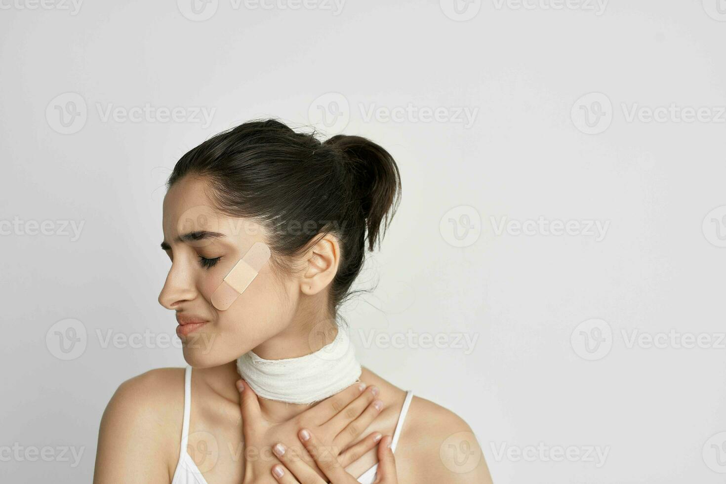 Frau Patch auf das Gesicht Schmerzen Depression Licht Hintergrund foto