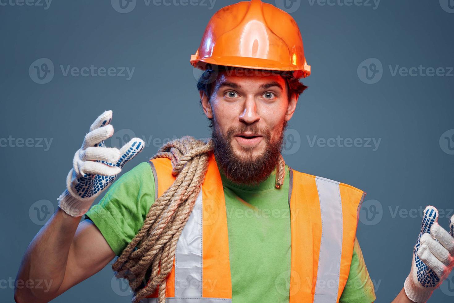 emotional Mann im Arbeit Uniform Sicherheit Fachmann Blau Hintergrund foto