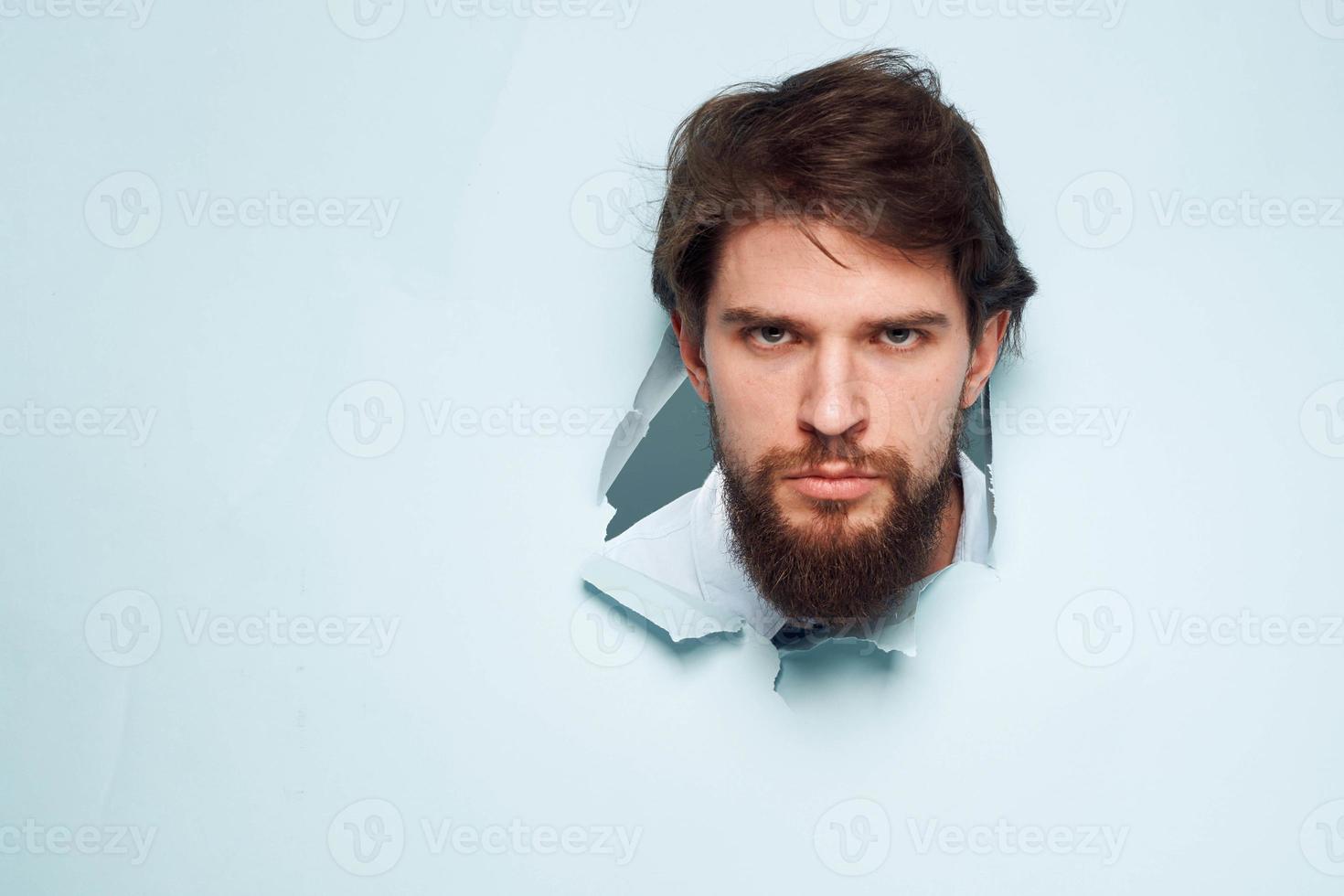 heiter bärtig Büro Arbeit Mann guckt aus von hinter das Mauer foto