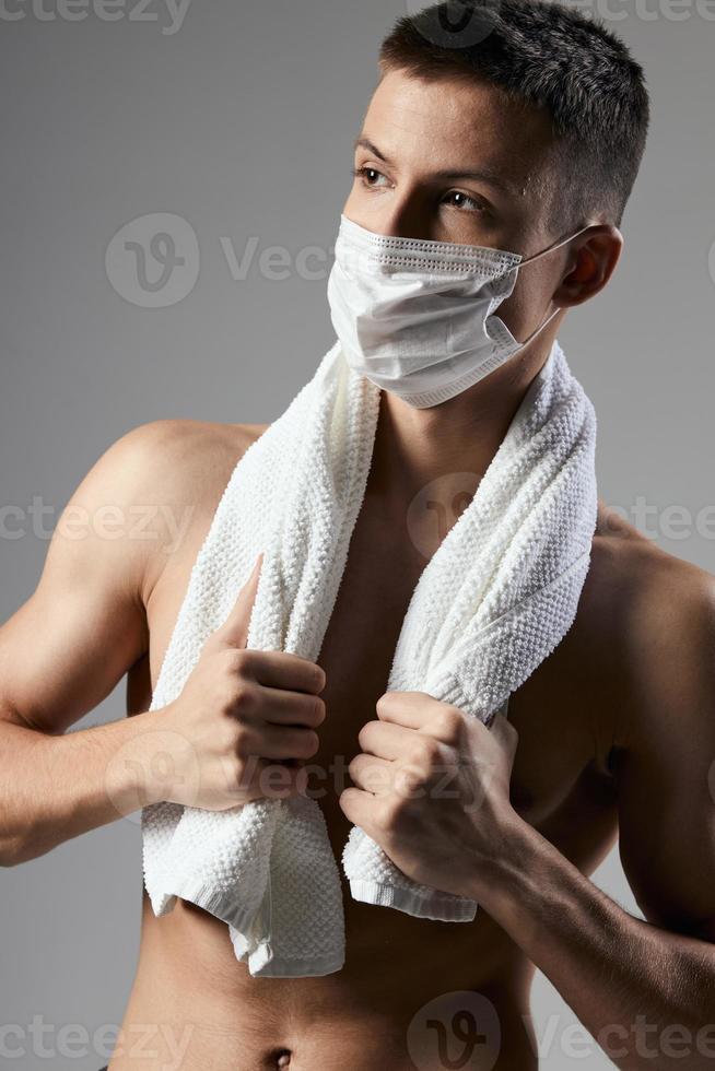 süß Mann gepumpt oben Körper medizinisch Maske Sicherheit Fitnessstudio foto