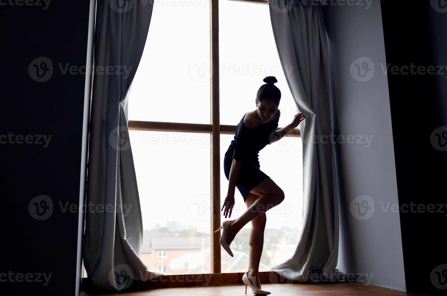 Frau posieren in der Nähe von Fenster Zuhause Innere Modell- foto