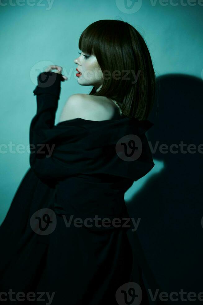 Person Mantel dunkel isoliert Hintergrund schön Modell- foto