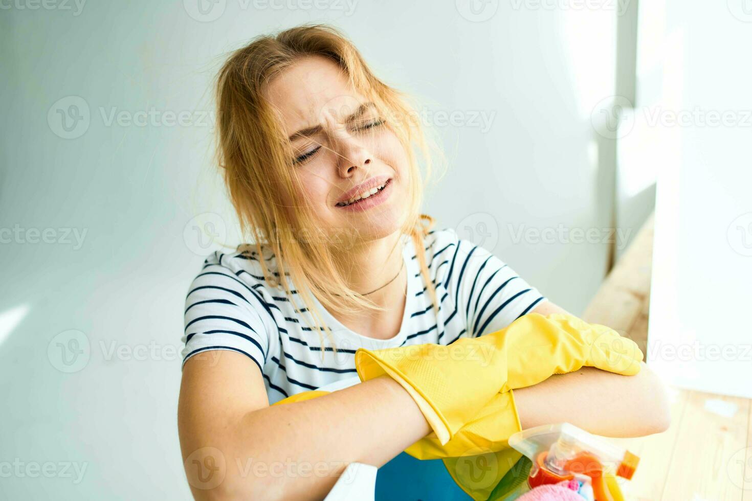 Reinigung Dame mit Handschuhe Arbeit denken Haushalt Hausfrau foto
