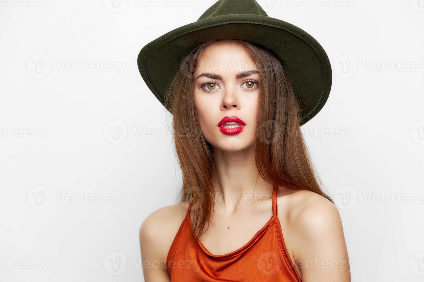 Frau mit rot Lippen tragen Hut attraktiv aussehen elegant Lebensstil Licht Stil foto