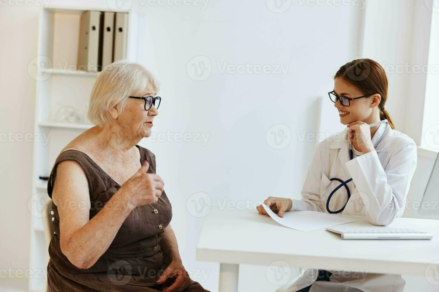 Arzt und geduldig geduldig Untersuchung Krankenhaus Büro foto