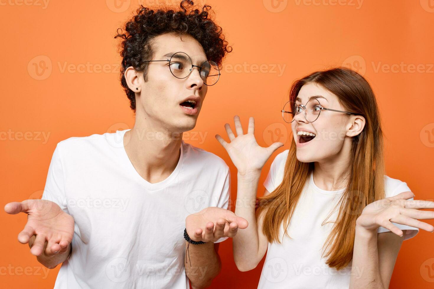 komisch Mann und Frau im T-Shirts Freude von Kommunikation Mode Stil foto