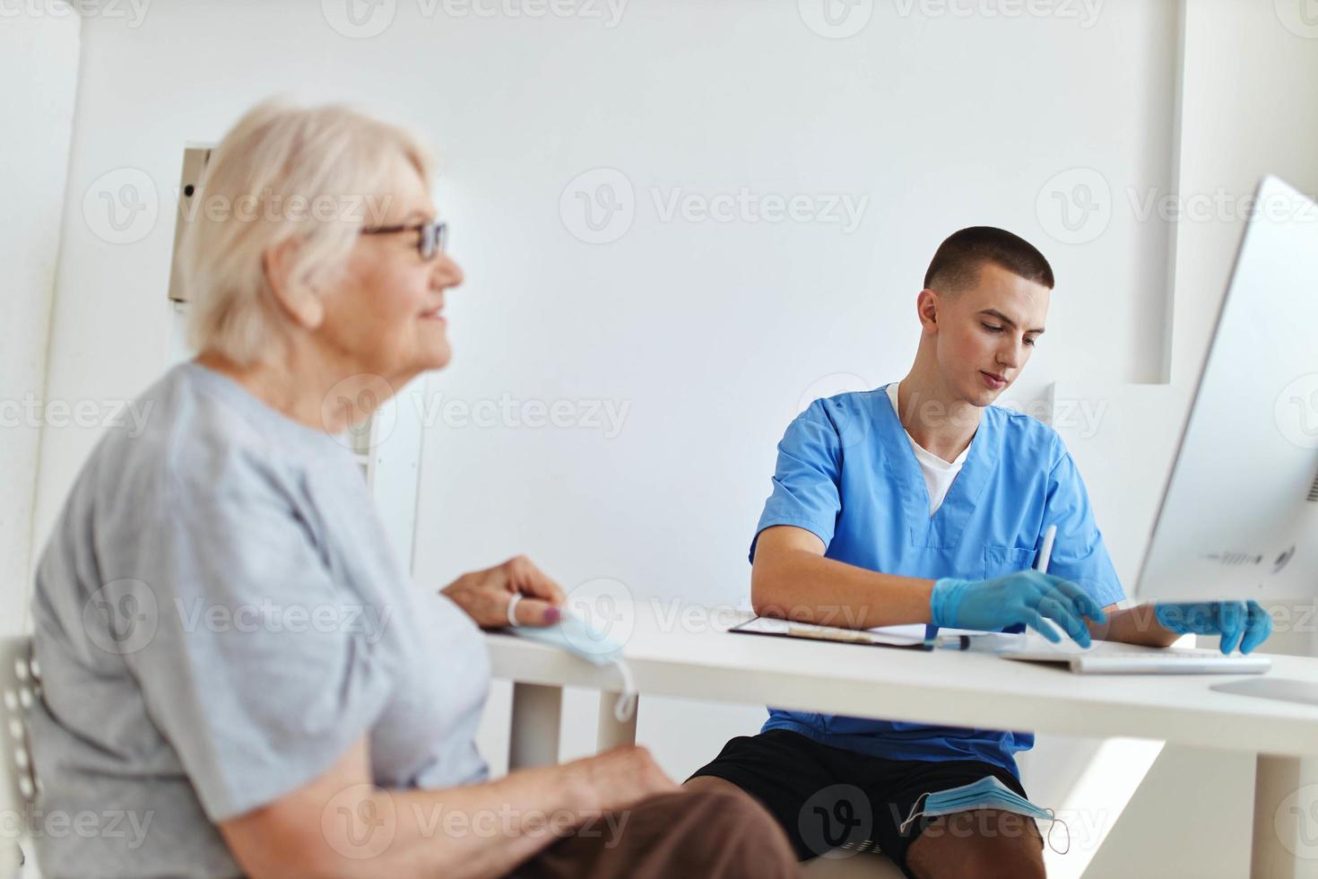 Alten Frau geduldig beim das Arzt geplanter Termin Gesundheit Pflege foto