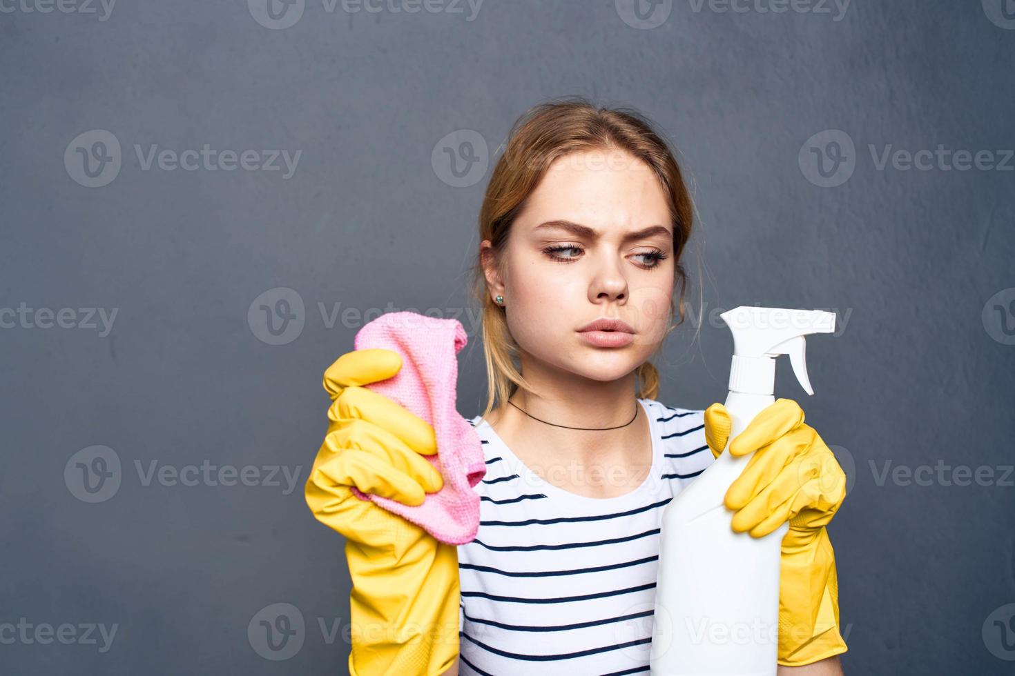 Reinigung Dame mit Waschmittel Lappen im Hand Zuhause Pflege Innere Bedienung foto