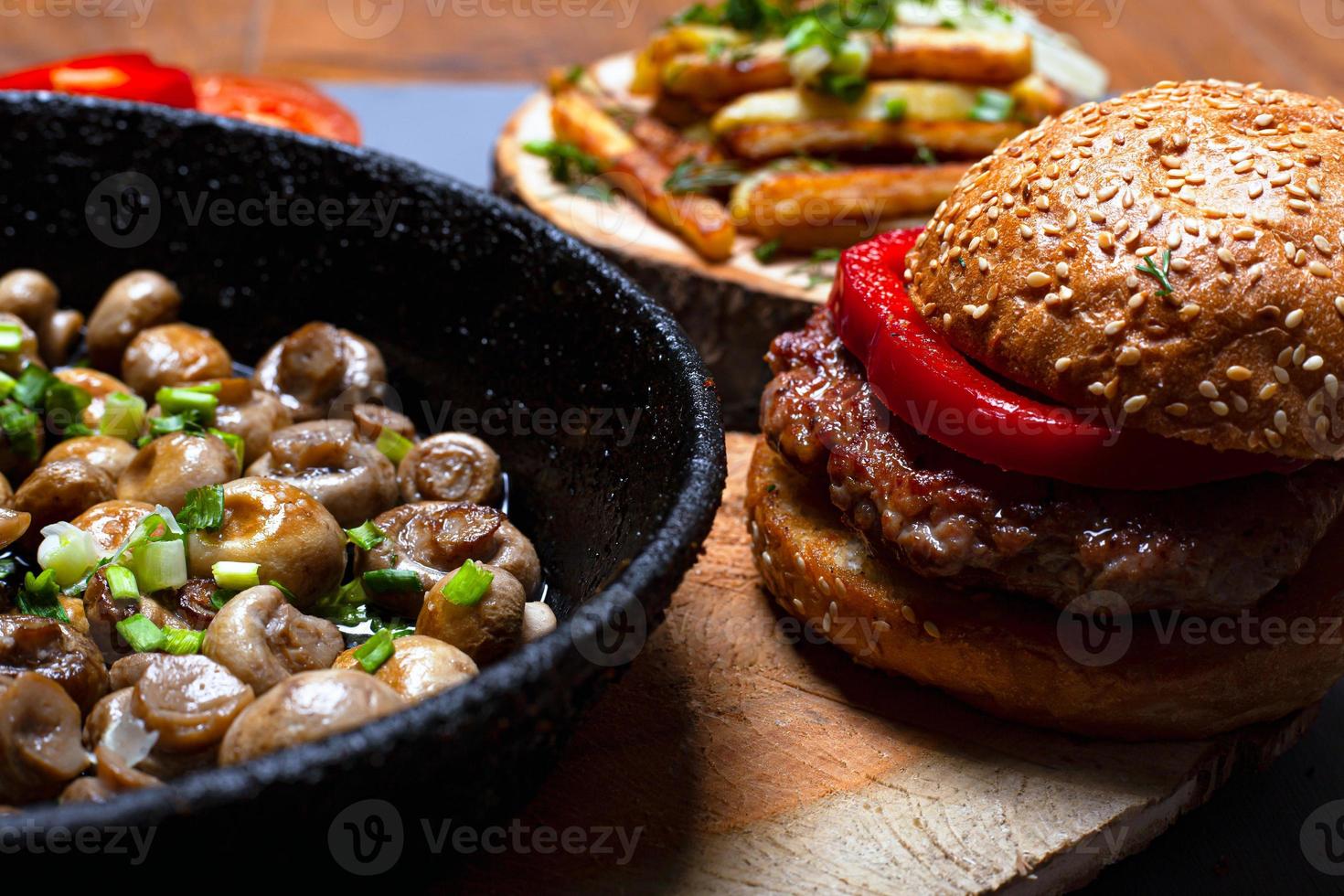 ungesunde Food-Burger und gebratene Pilze foto