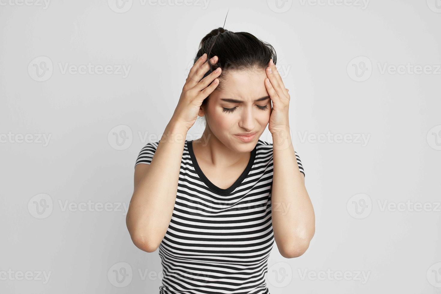 Brünette Kopfschmerzen schmerzlich Syndrom Beschwerden isoliert Hintergrund foto