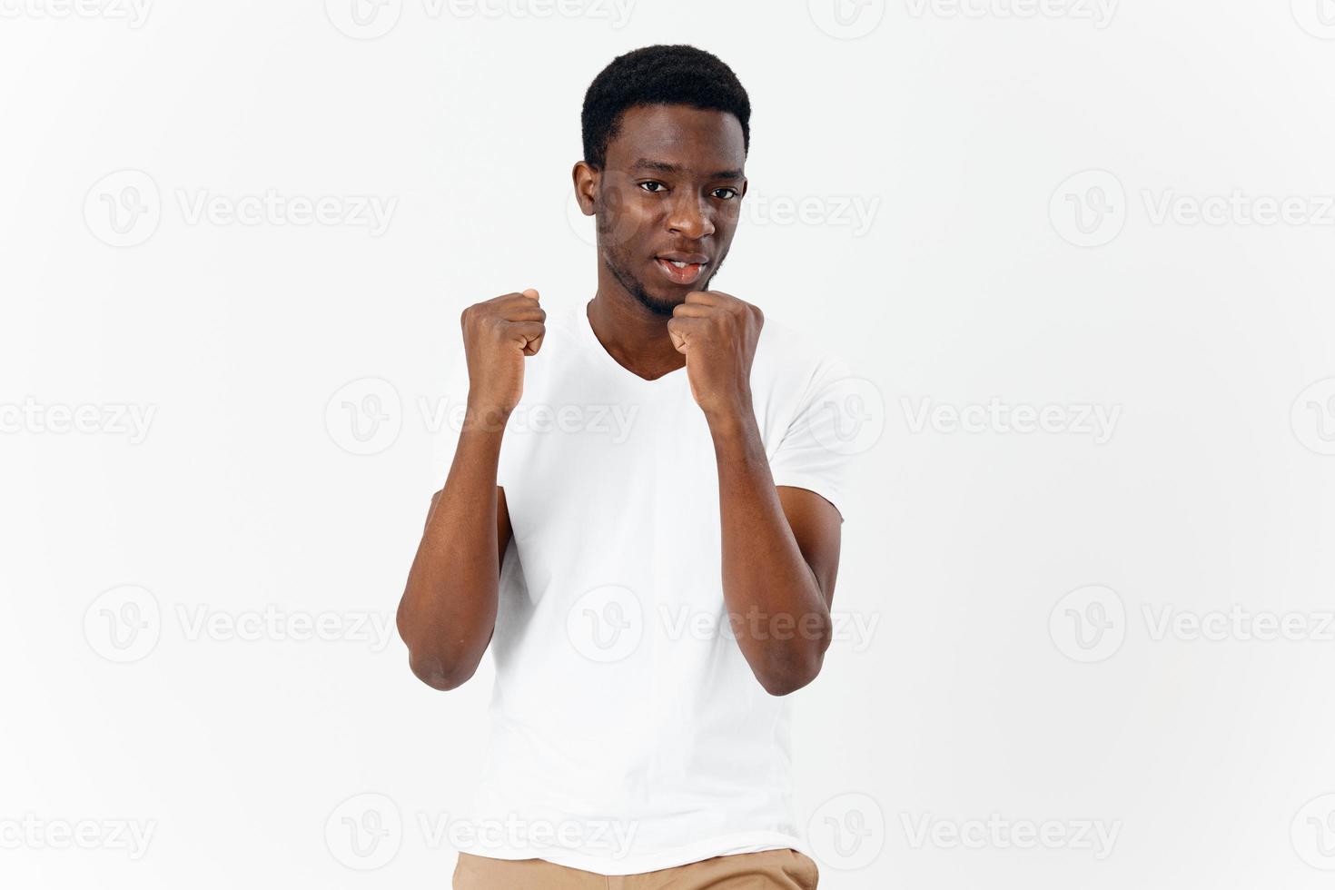 männlich afrikanisch Aussehen T-Shirt abgeschnitten Aussicht Studio beiläufig Kleidung foto