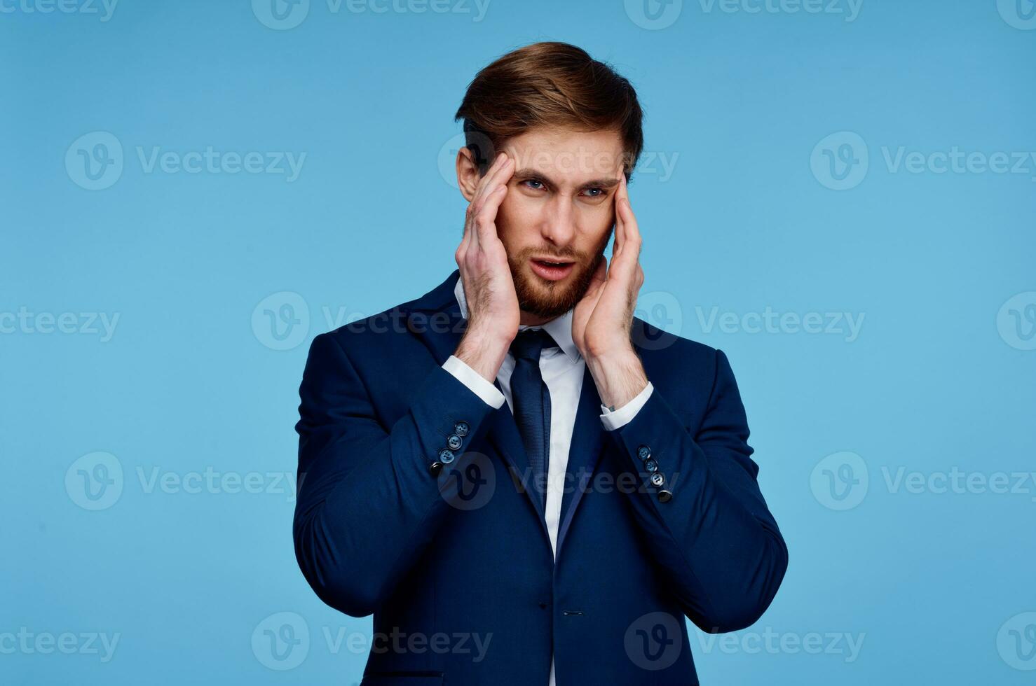 Geschäft Mann im passen halten Hand auf Kopf abgeschnitten Aussicht Blau Hintergrund Manager foto