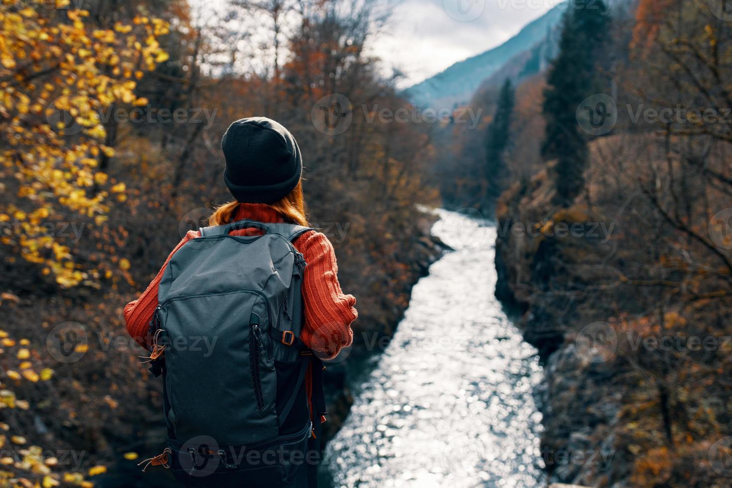 Frau Tourist mit Rucksack bewundert Natur Fluss Berge Reise foto