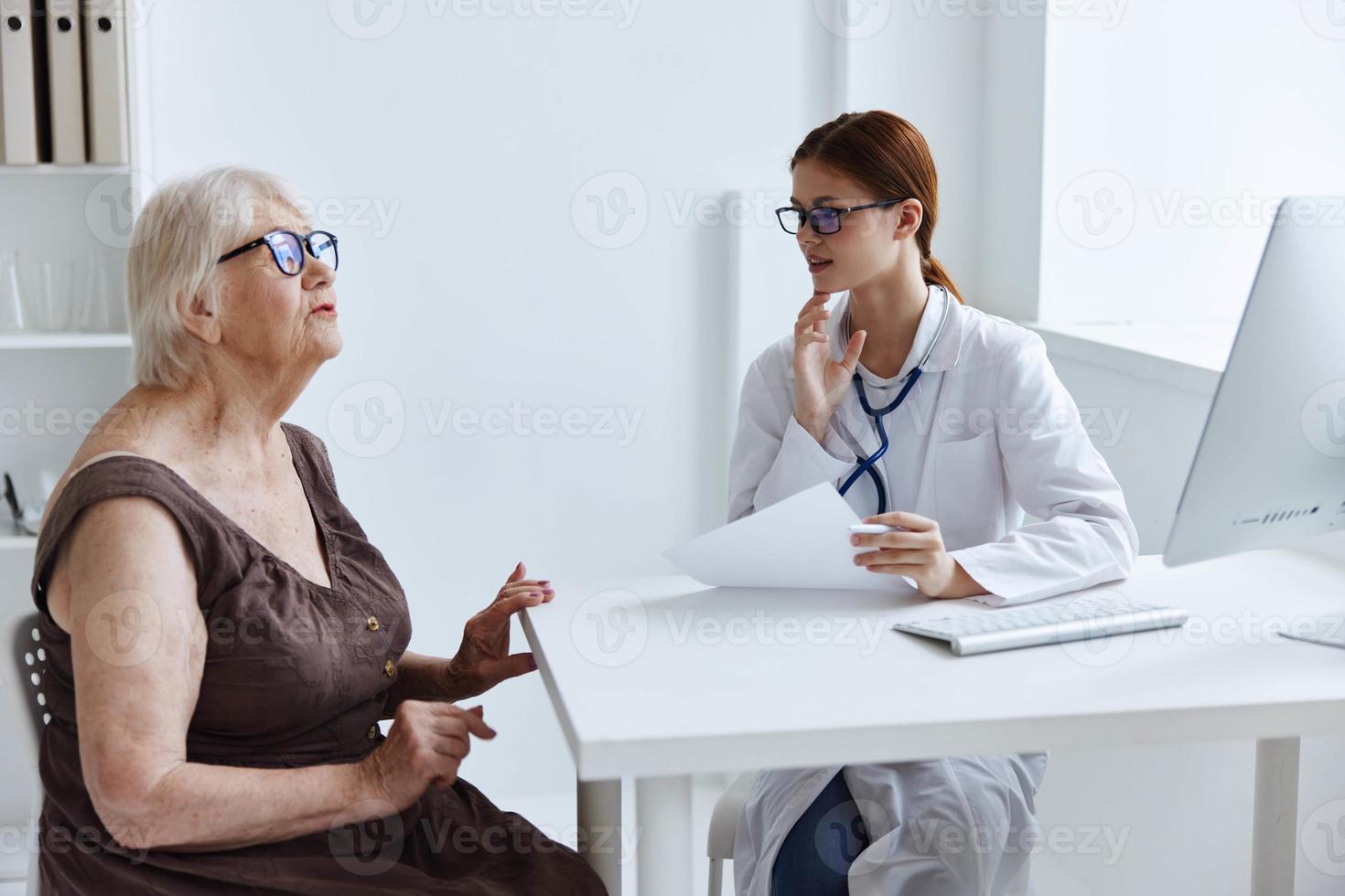 Alten Frau mit Brille Untersuchung durch ein Arzt Stethoskop foto