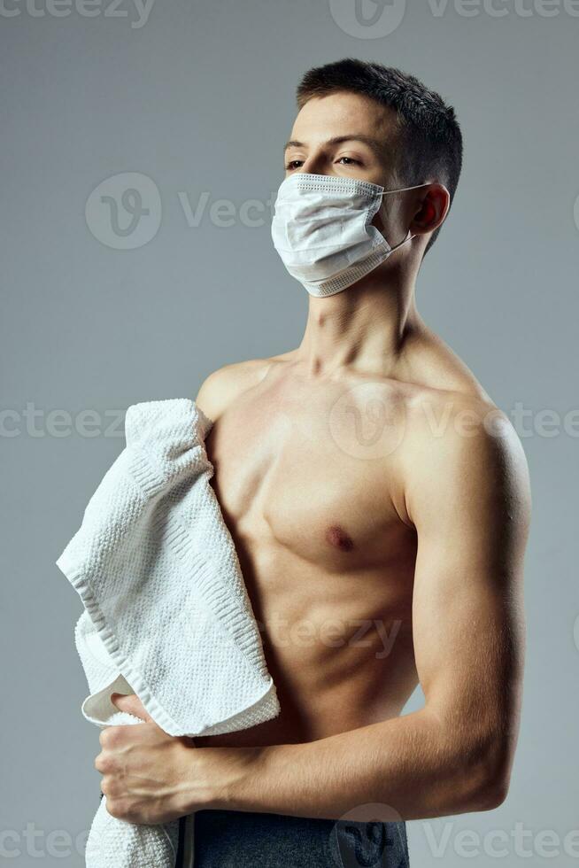 Sport Mann medizinisch Maske Sicherheit Weiß Handtuch auf Schultern foto