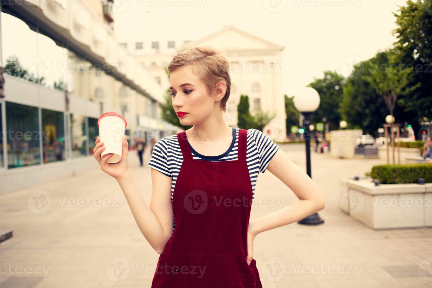 heiter Frau draußen Gehen im Glas mit Mode trinken foto