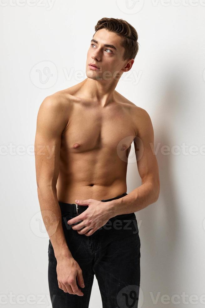 gut aussehend Mann nackt aufgeblasen Torso attraktiv aussehen posieren Modell- foto