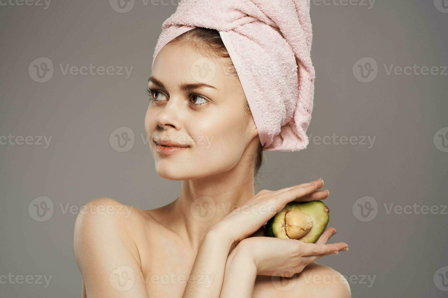 ziemlich Frau nackt Schultern Avocado grau Hintergrund foto