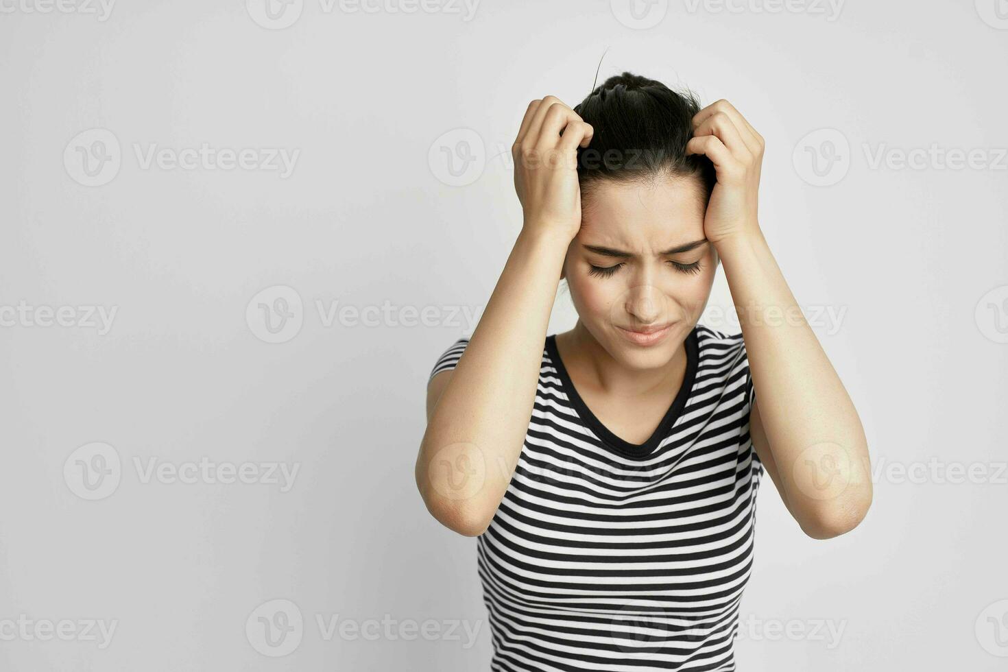Frau im ein gestreift T-Shirt Schmerzen im das Hals isoliert Hintergrund foto