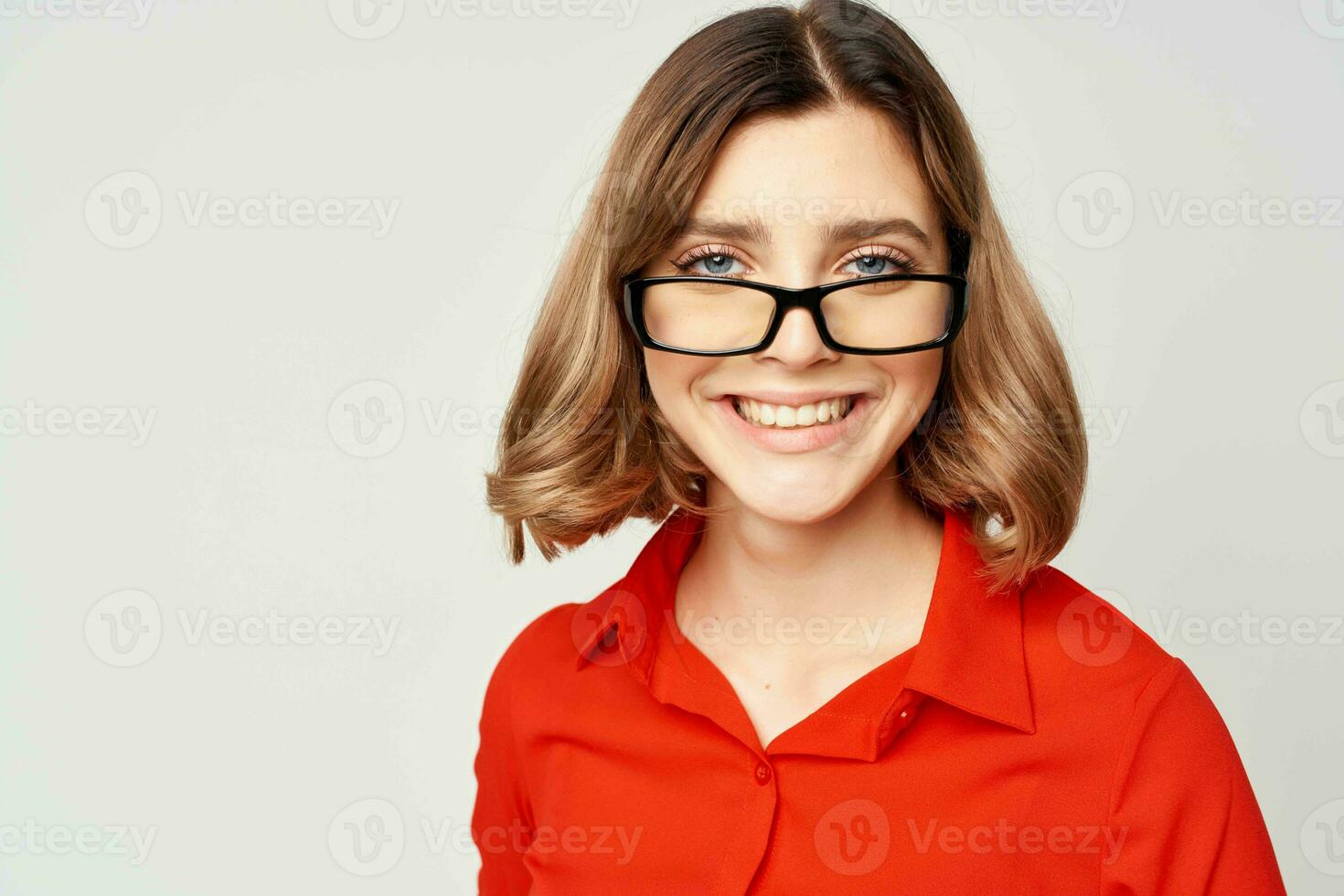 heiter Geschäft Frau im ein rot Hemd tragen Brille Manager Arbeit foto