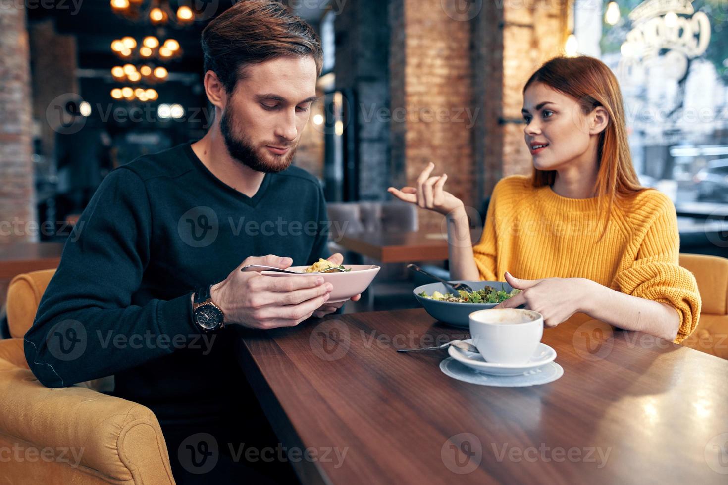 verheiratet Paar im ein Restaurant romantisch Abendessen Kommunikation foto