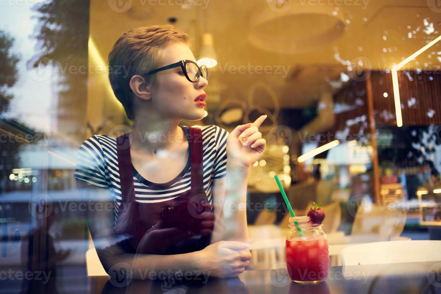 Frau mit Brille Sitzung allein im ein Cafe Cocktail Freizeit Lebensstil foto