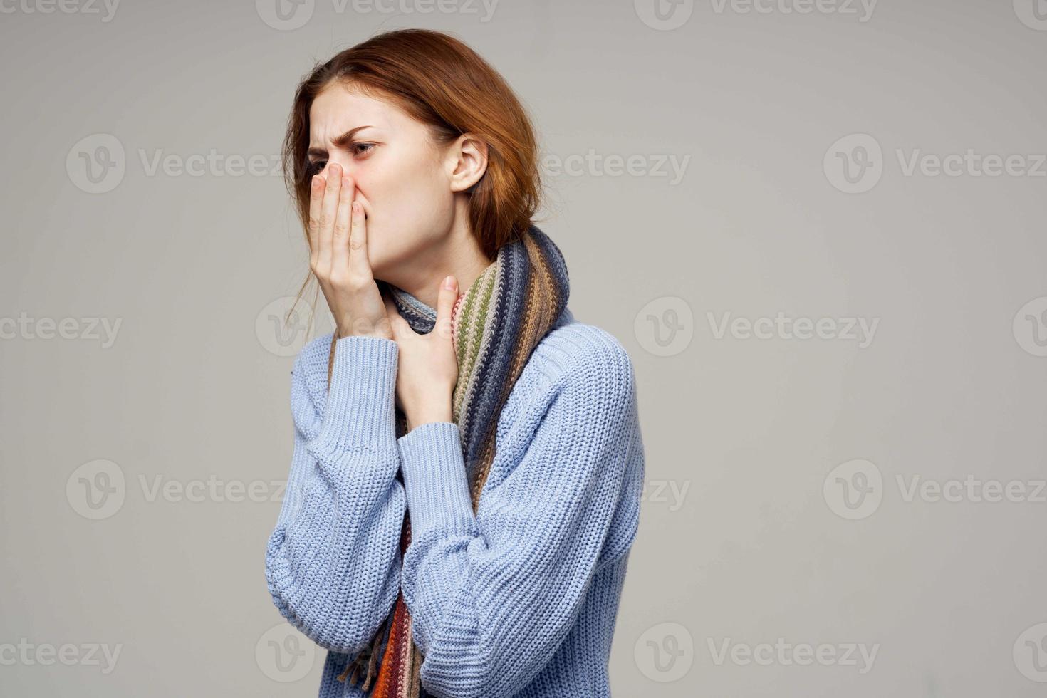 Frau Hals Schal kalt Taschentuch Licht Hintergrund foto