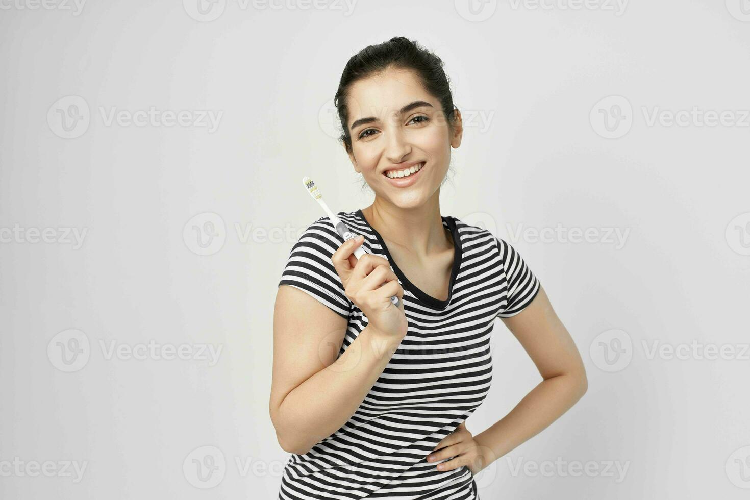 Brünette Hygiene Zähne Reinigung Pflege Gesundheit isoliert Hintergrund foto