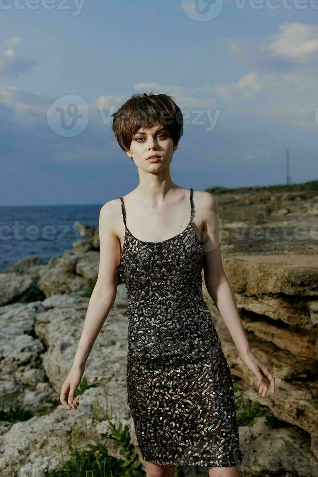 Frau im Kleid im Kleid auf Natur Felsen Landschaft draußen foto