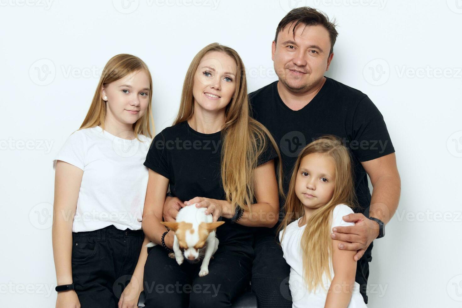 Mann mit Ehefrau und zwei Töchter reinrassig Hund Familie Foto Freude