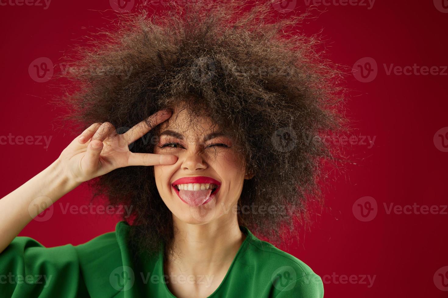 Schönheit Mode Frau afro Frisur Grün Kleid Emotionen Nahansicht Farbe Hintergrund unverändert foto