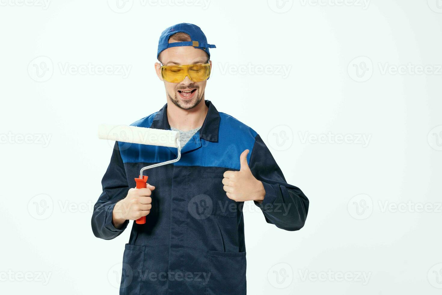 Mann im Arbeit Uniform Mauer Gemälde Reparatur Bedienung foto