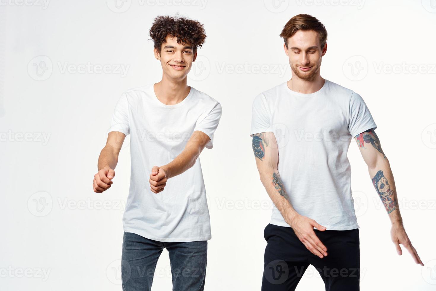 zwei komisch freunde im Weiß T-Shirts Lachen positiv Emotionen foto