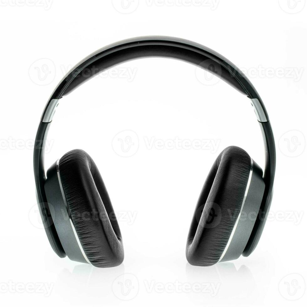 schwarzer Kopfhörer getrennt auf Weiß foto