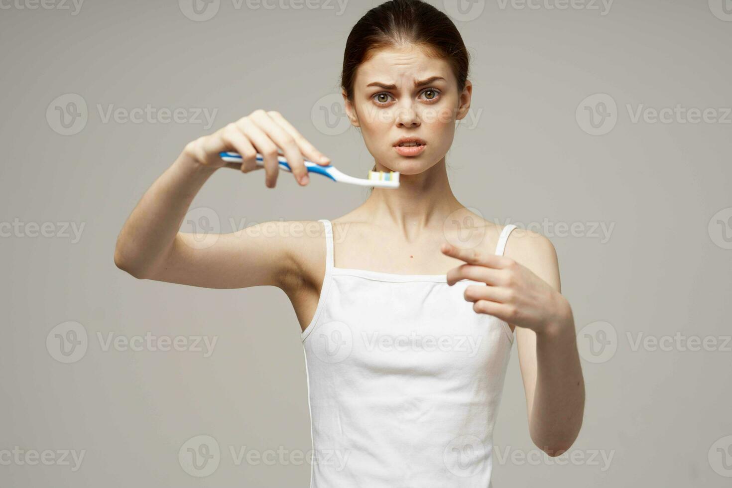 Frau mit ein Zahnbürste im Hand Morgen Hygiene isoliert Hintergrund foto