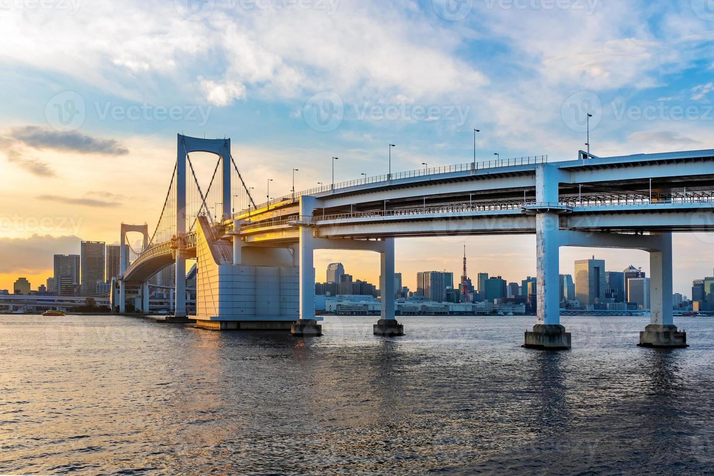 Panoramablick auf die Skyline von Tokio in der Bucht von Tokio bei Sonnenuntergang foto