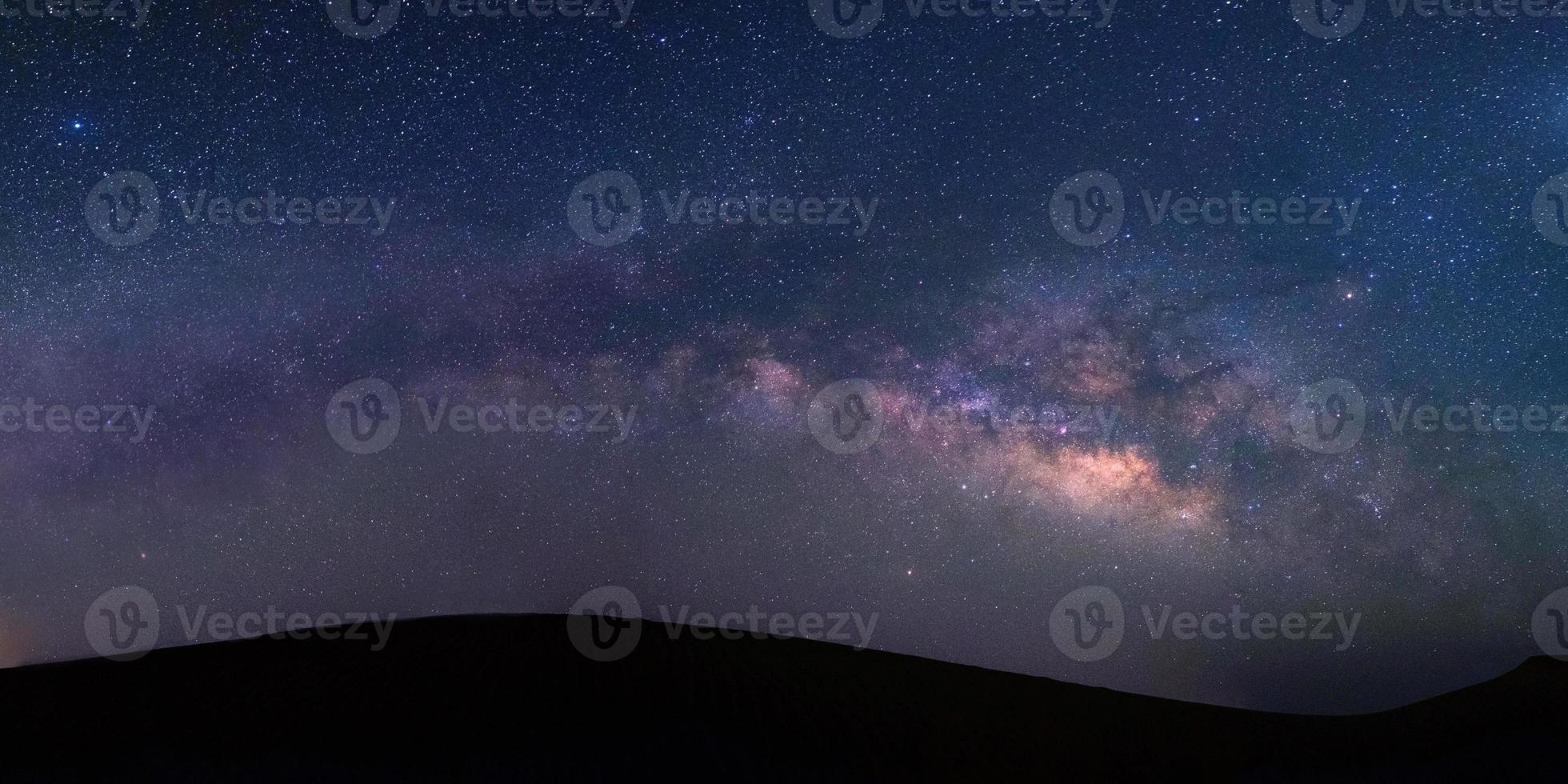 Panoramablick auf die Milchstraßengalaxie in einer Nacht foto
