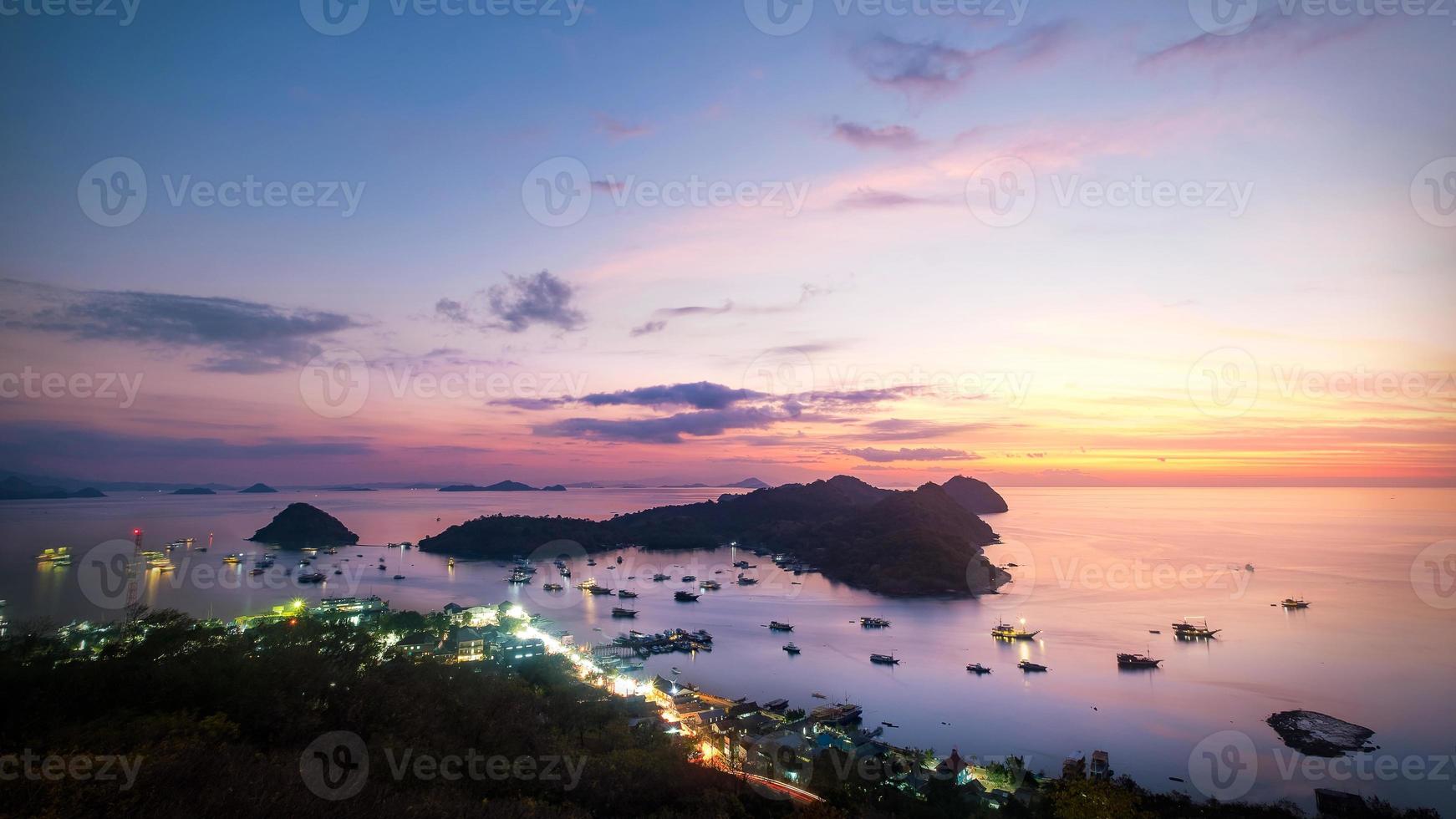 Sonnenuntergang Himmel bei Labuan Bajo, Flores Insel, Nusa Tenggara, Indonesien foto