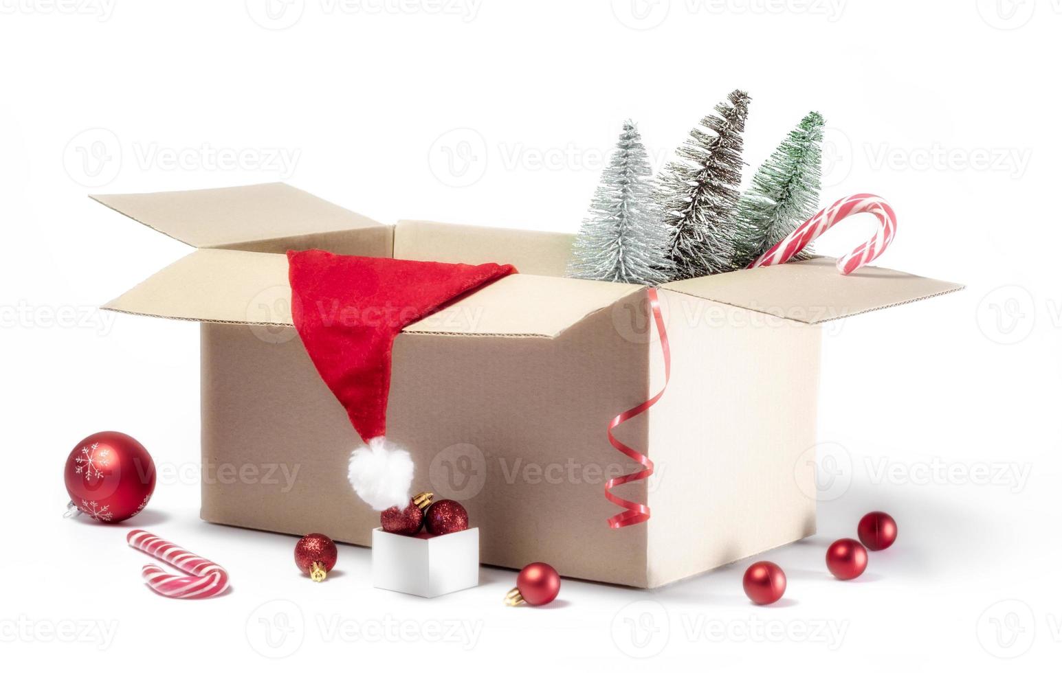 Schachtel Weihnachtsdekoration auf weißem Hintergrund foto