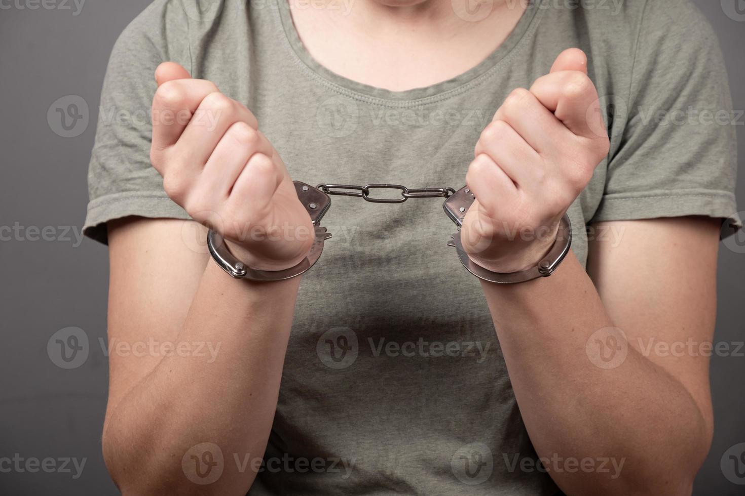 Frau als Geisel, die versucht, sich von Handschellen zu befreien foto
