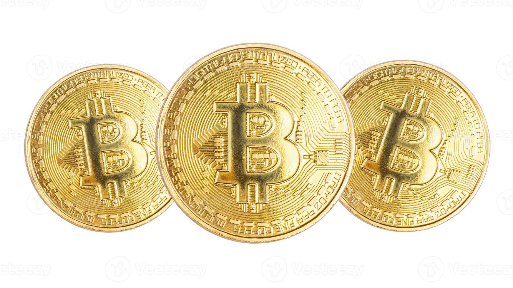 drei goldene Bitcoin-Münzen lokalisiert auf weißem Hintergrund foto